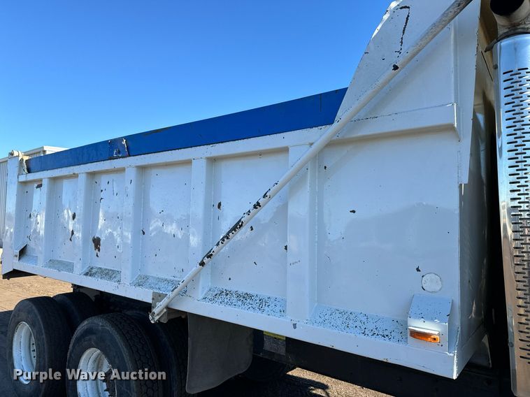 image for item NN9456 2000 Freightliner FL80 dump truck