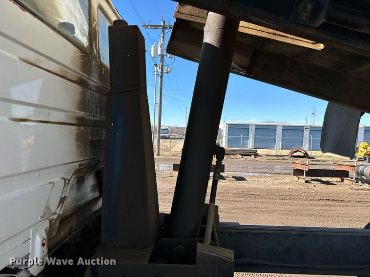 image for item NN9456 2000 Freightliner FL80 dump truck