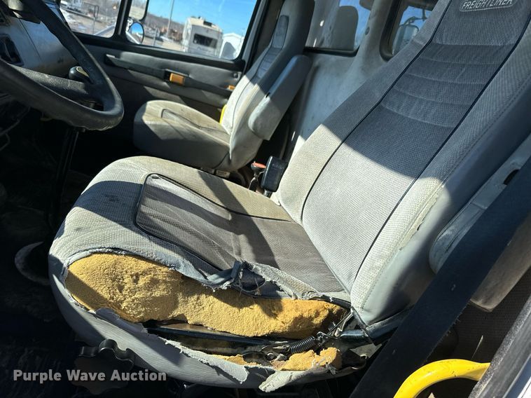 image for item NN9456 2000 Freightliner FL80 dump truck