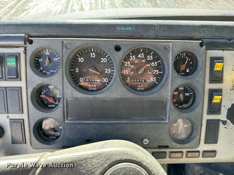 image for item NN9456 2000 Freightliner FL80 dump truck