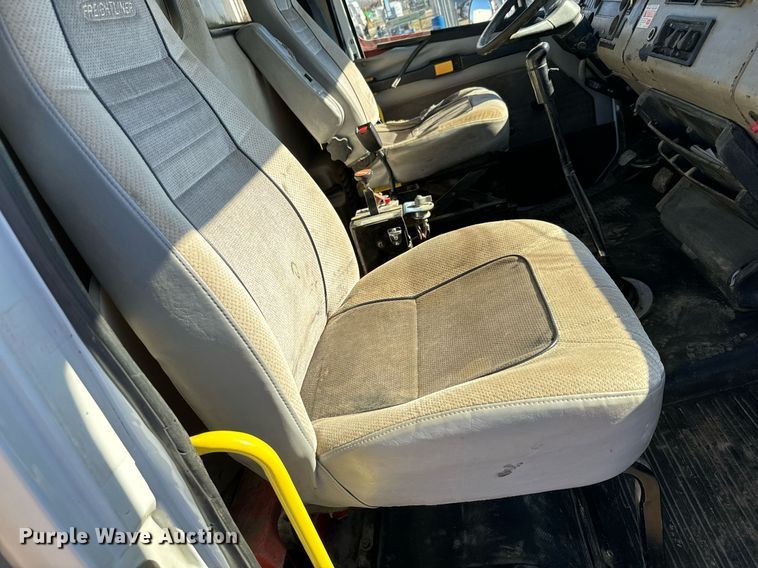 image for item NN9456 2000 Freightliner FL80 dump truck