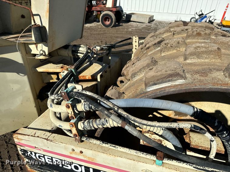 image for item NN9467 1995 Ingersoll Rand SD70D single drum vibratory roller