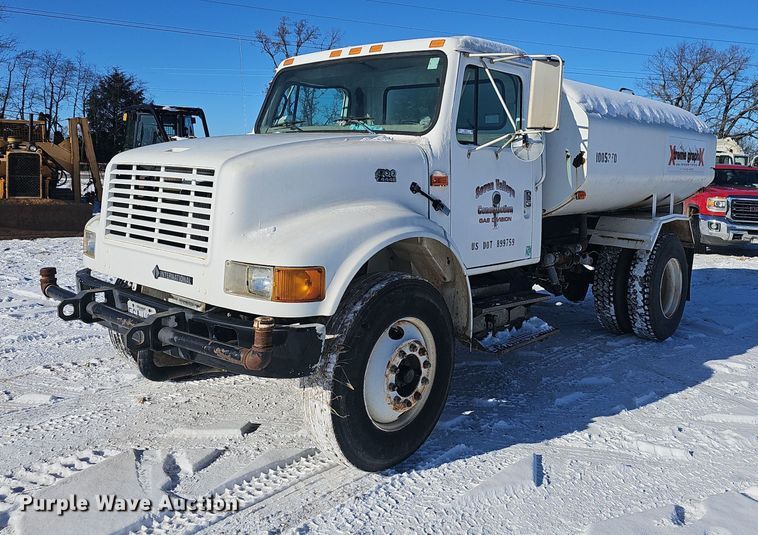 image for item NP9310 2000 International 4700 water truck