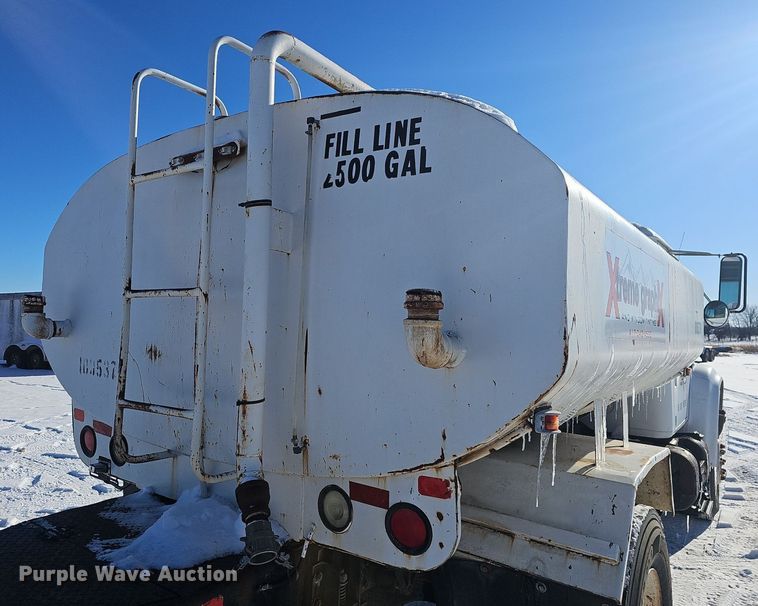 image for item NP9310 2000 International 4700 water truck