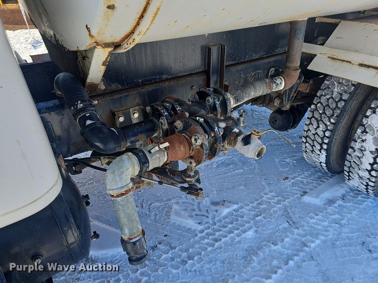 image for item NP9310 2000 International 4700 water truck