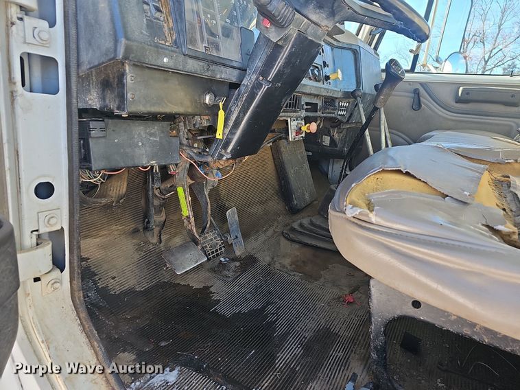 image for item NP9310 2000 International 4700 water truck