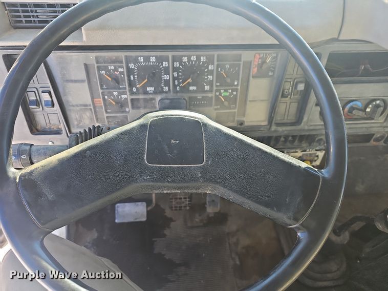 image for item NP9310 2000 International 4700 water truck