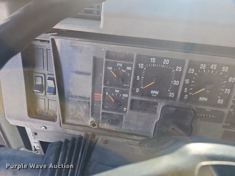 image for item NP9310 2000 International 4700 water truck