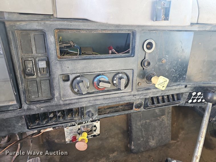 image for item NP9310 2000 International 4700 water truck