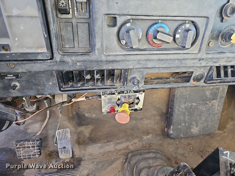 image for item NP9310 2000 International 4700 water truck