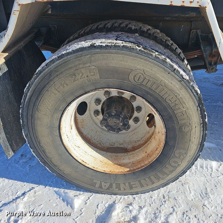 image for item NP9310 2000 International 4700 water truck