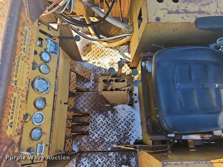 image for item NP9311 1976 Case 1450 pipelayer