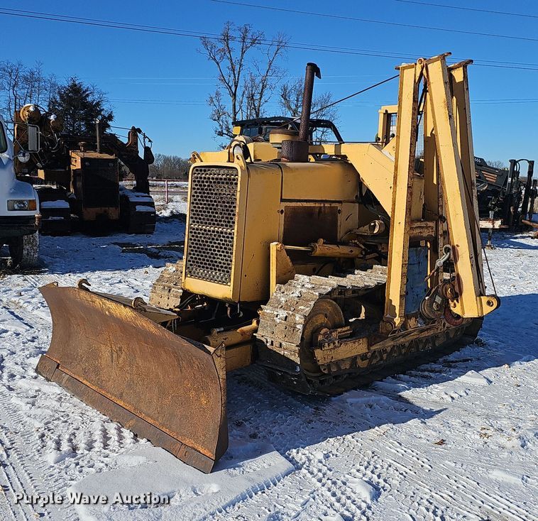 image for item NP9312 1984 John Deere 450D pipelayer