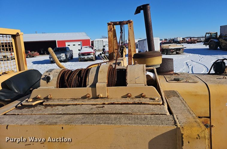 image for item NP9312 1984 John Deere 450D pipelayer