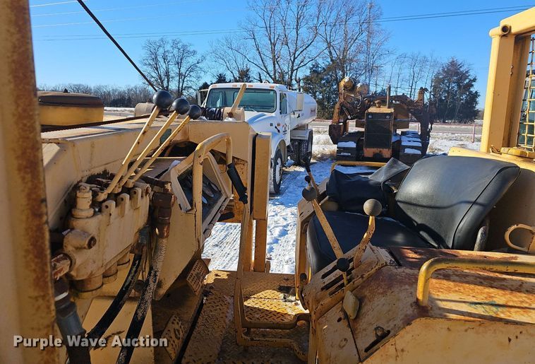 image for item NP9312 1984 John Deere 450D pipelayer