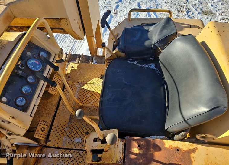 image for item NP9312 1984 John Deere 450D pipelayer