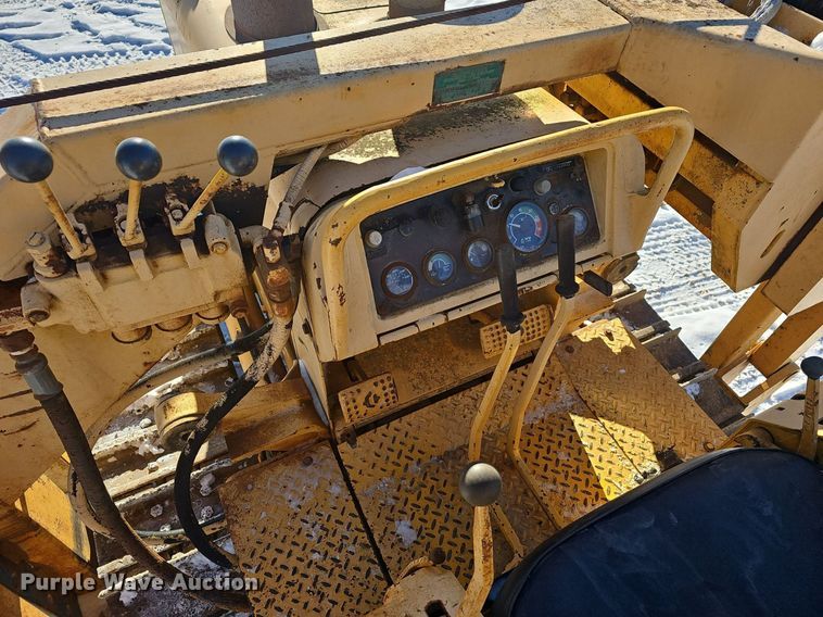 image for item NP9312 1984 John Deere 450D pipelayer