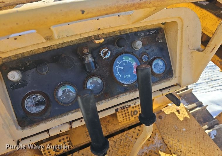 image for item NP9312 1984 John Deere 450D pipelayer