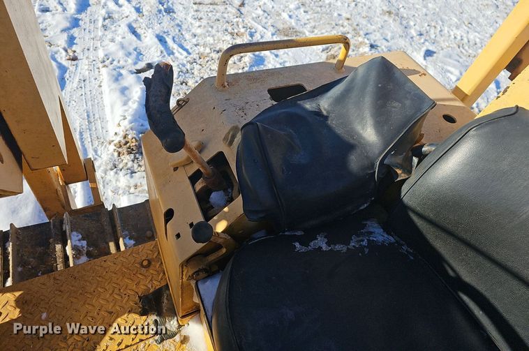 image for item NP9312 1984 John Deere 450D pipelayer