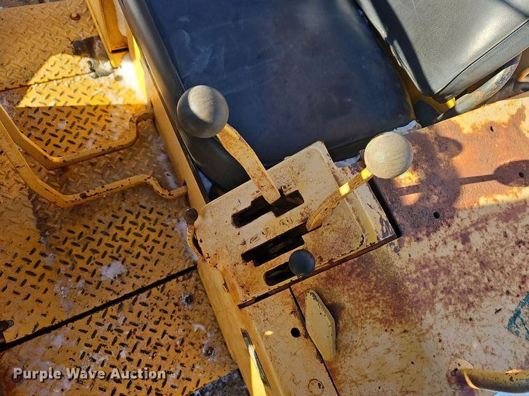 image for item NP9312 1984 John Deere 450D pipelayer