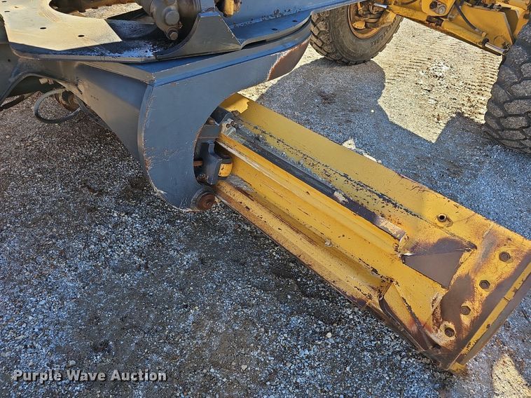 image for item NP9362 2007 John Deere 772D motor grader