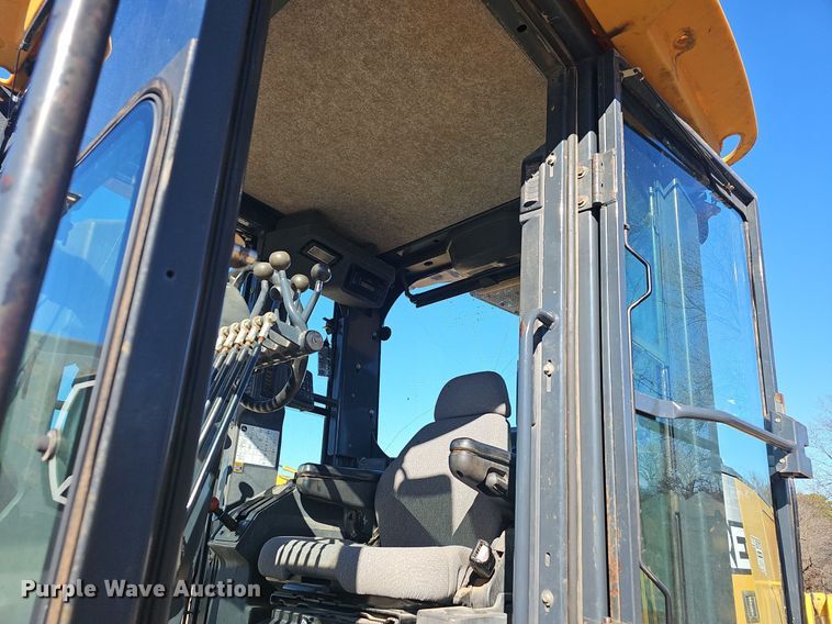 image for item NP9362 2007 John Deere 772D motor grader