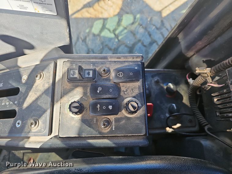 image for item NP9362 2007 John Deere 772D motor grader