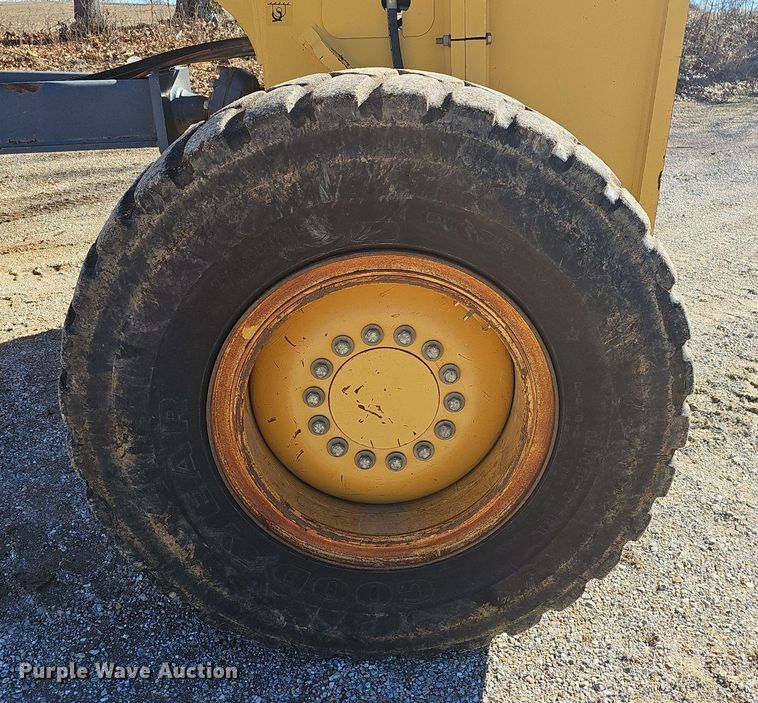 image for item NP9362 2007 John Deere 772D motor grader