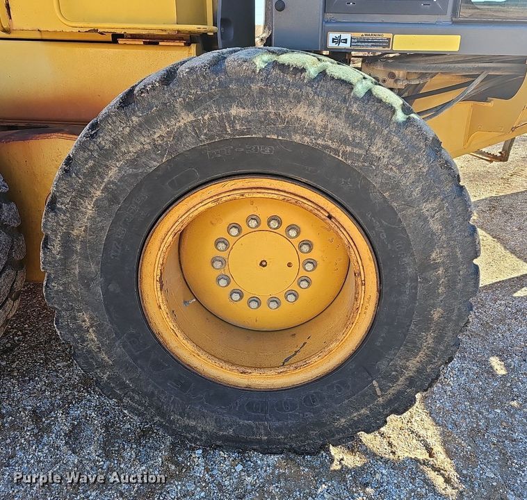 image for item NP9362 2007 John Deere 772D motor grader