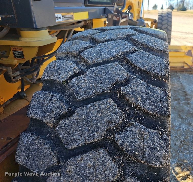 image for item NP9362 2007 John Deere 772D motor grader