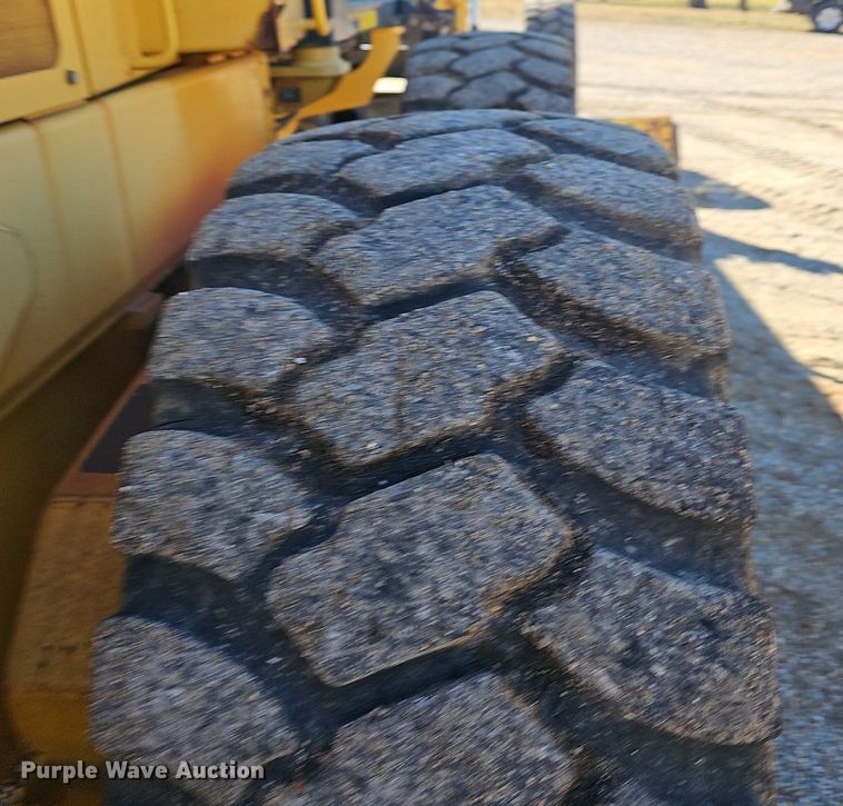 image for item NP9362 2007 John Deere 772D motor grader