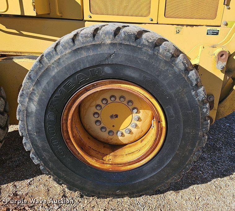 image for item NP9362 2007 John Deere 772D motor grader