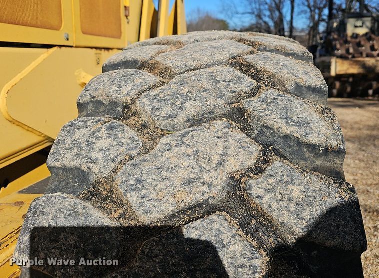 image for item NP9362 2007 John Deere 772D motor grader