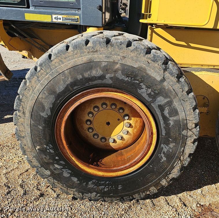 image for item NP9362 2007 John Deere 772D motor grader