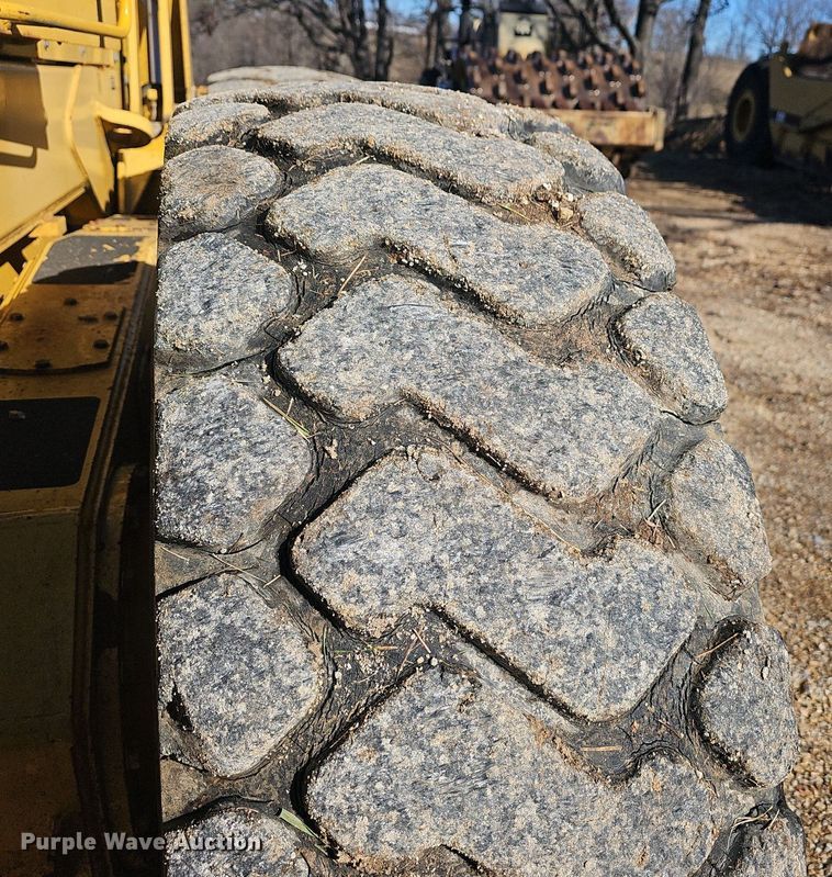 image for item NP9362 2007 John Deere 772D motor grader