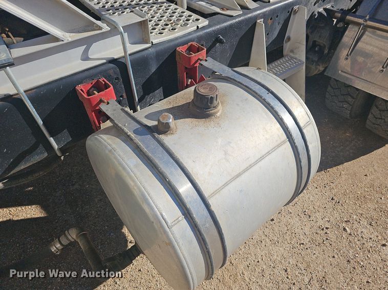 image for item NP9367 2003 Peterbilt  379 semi truck