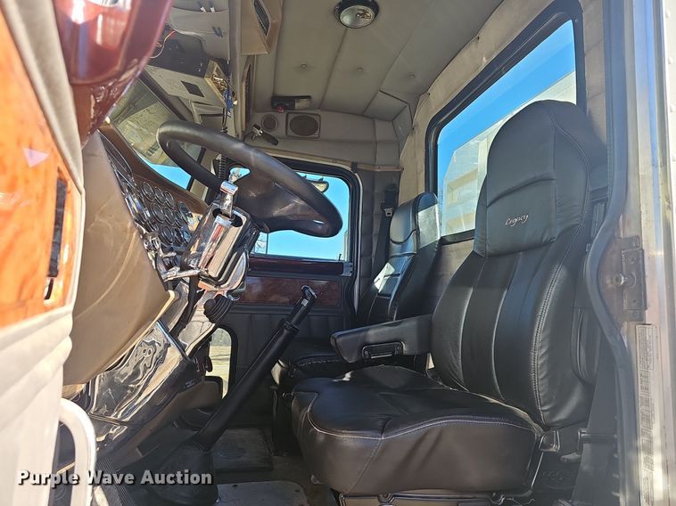 image for item NP9367 2003 Peterbilt  379 semi truck