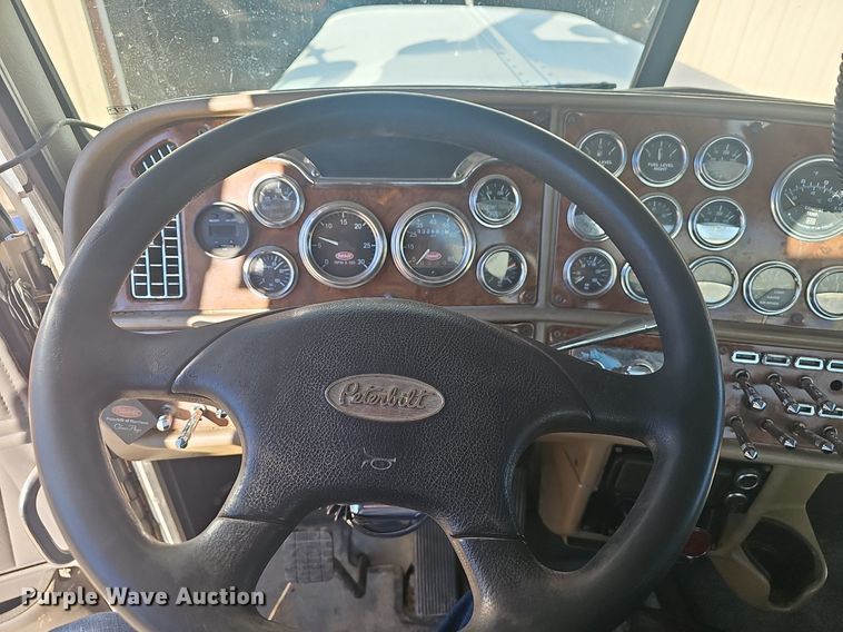 image for item NP9367 2003 Peterbilt  379 semi truck