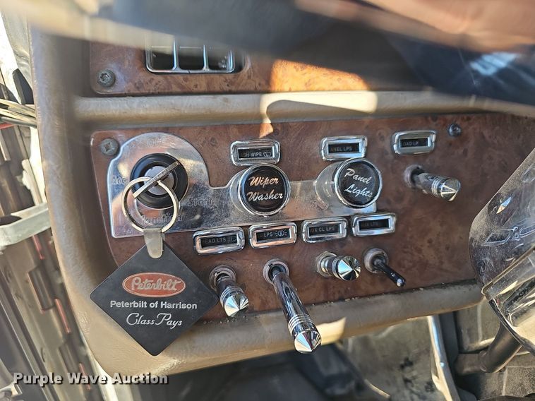 image for item NP9367 2003 Peterbilt  379 semi truck