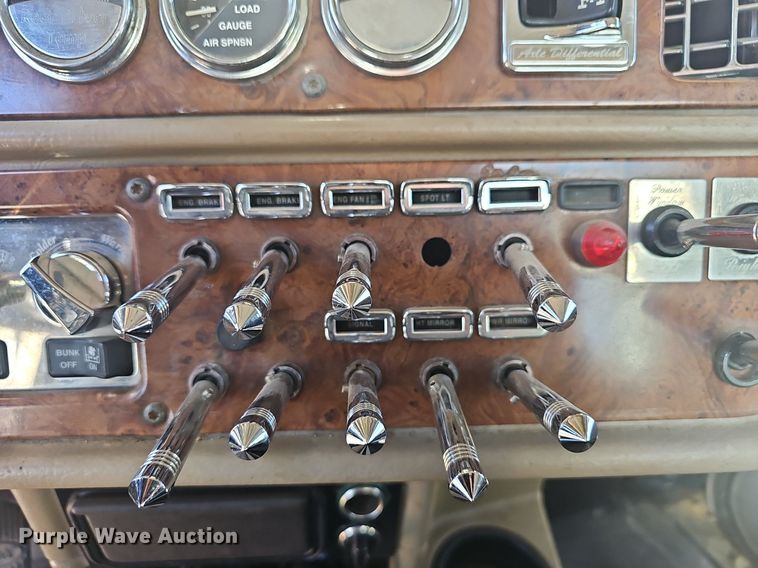 image for item NP9367 2003 Peterbilt  379 semi truck