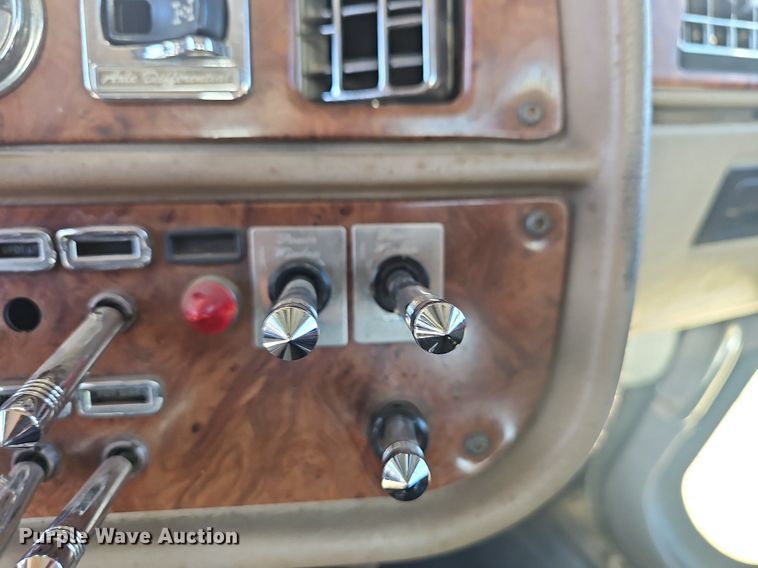 image for item NP9367 2003 Peterbilt  379 semi truck