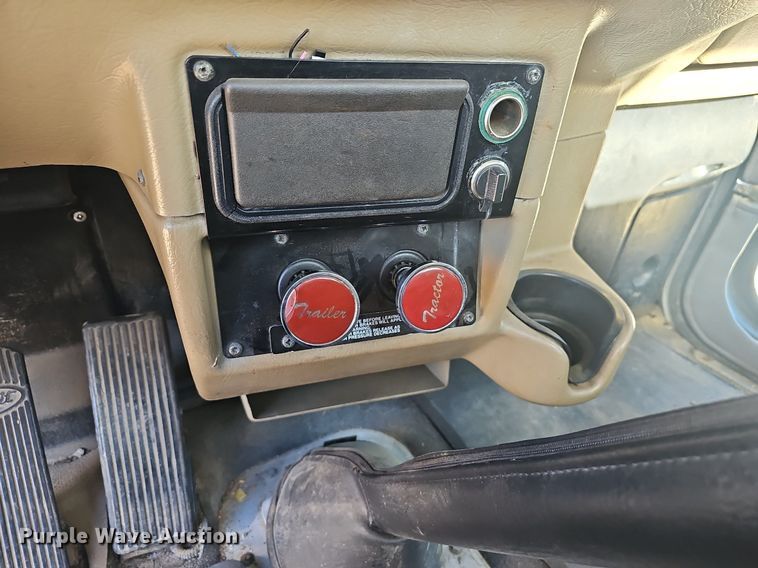 image for item NP9367 2003 Peterbilt  379 semi truck