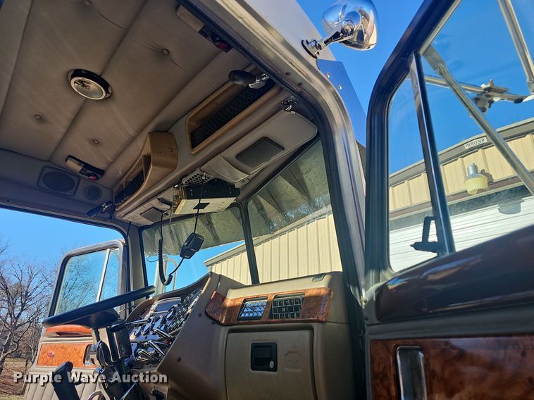 image for item NP9367 2003 Peterbilt  379 semi truck