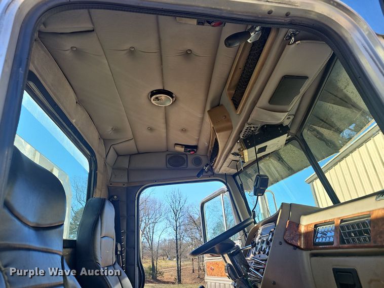 image for item NP9367 2003 Peterbilt  379 semi truck