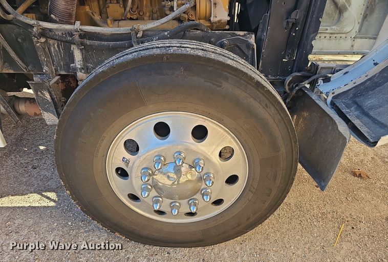 image for item NP9367 2003 Peterbilt  379 semi truck