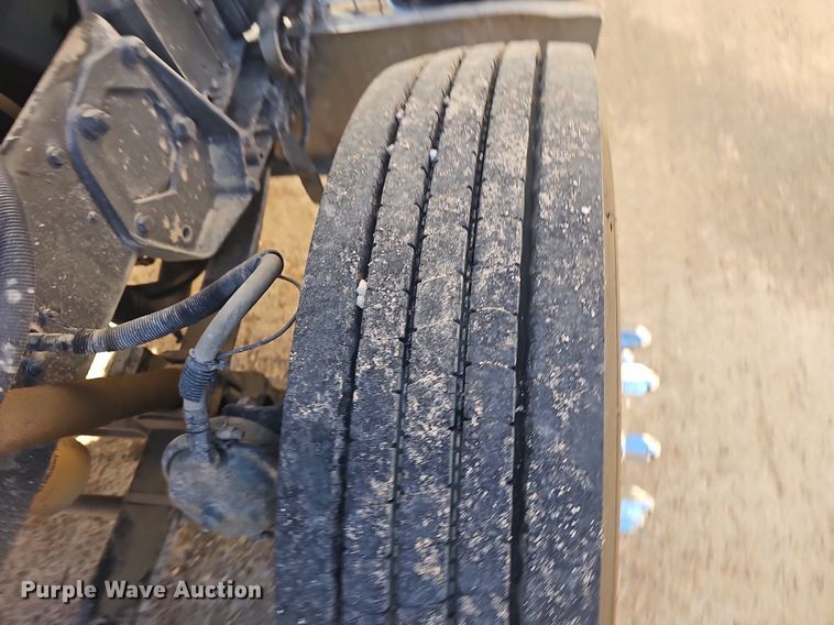 image for item NP9367 2003 Peterbilt  379 semi truck