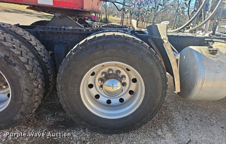 image for item NP9367 2003 Peterbilt  379 semi truck