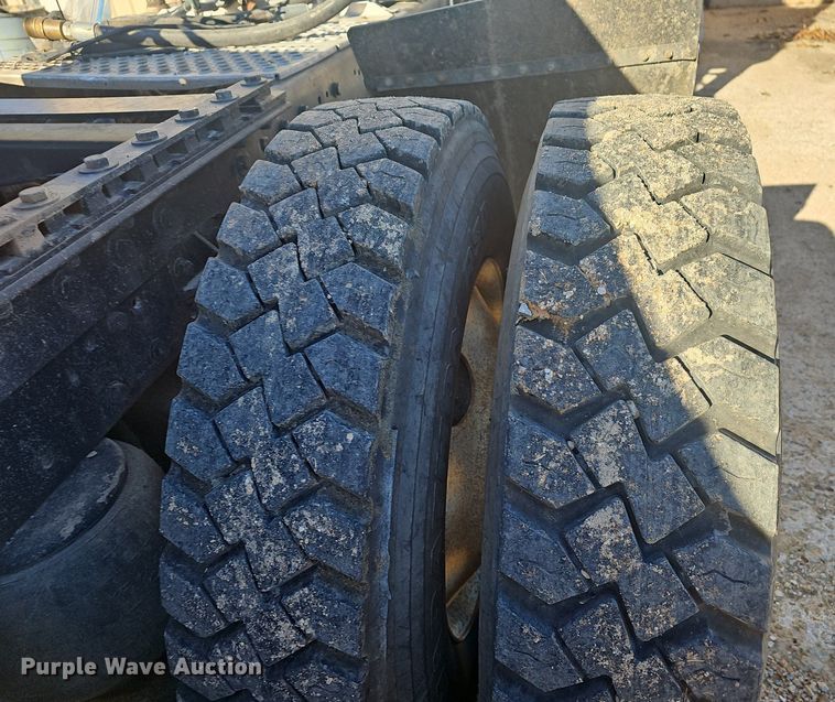 image for item NP9367 2003 Peterbilt  379 semi truck