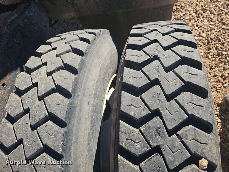 image for item NP9367 2003 Peterbilt  379 semi truck