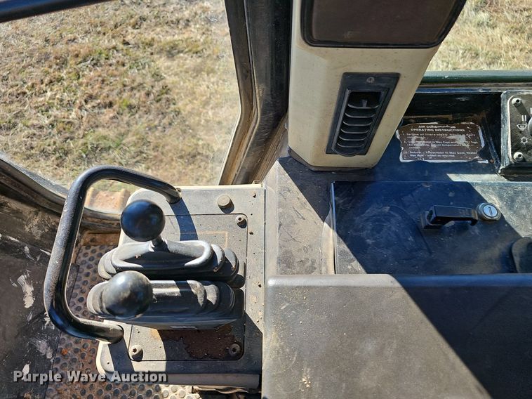 image for item NP9373 2002 Caterpillar 963C track loader